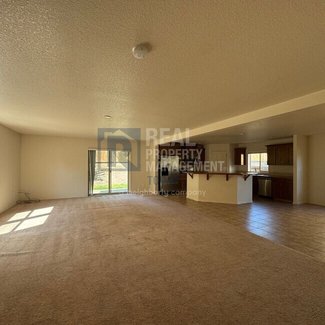 Foto del edificio - Beautiful 4 Bedroom Home Perfect for Enter...
