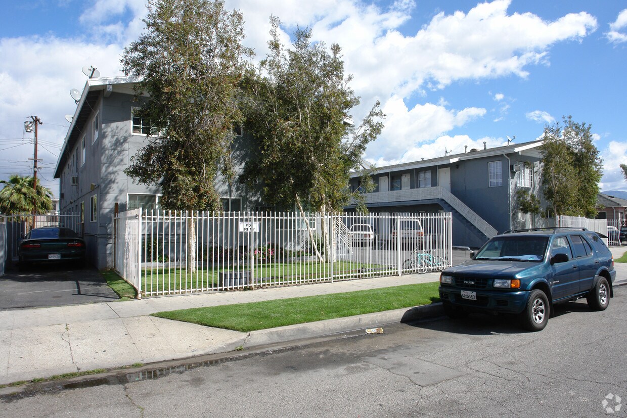 Primary Photo - 13629-13645 Runnymede St