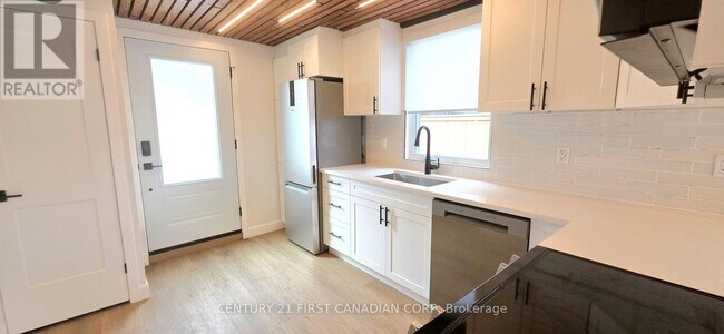 Photo du bâtiment - 857-857 Dundas St