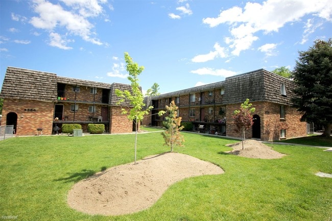 Building Photo - 4371 S Fairbourne Ave