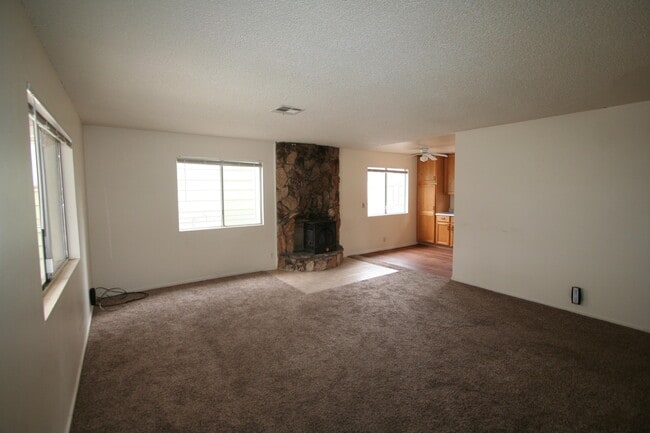 Building Photo - 1017 Sequoia Dr