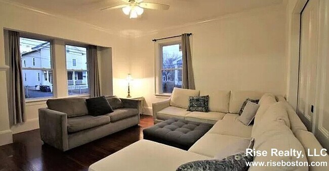 Foto del edificio - Massive Luxury Home w 4 Parking Spots Included in Lower Allston!  Great for Students & Working Pr...