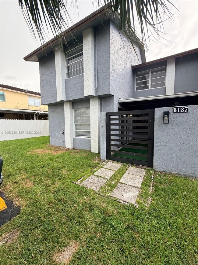 Foto del edificio - 8187 NW 99th St