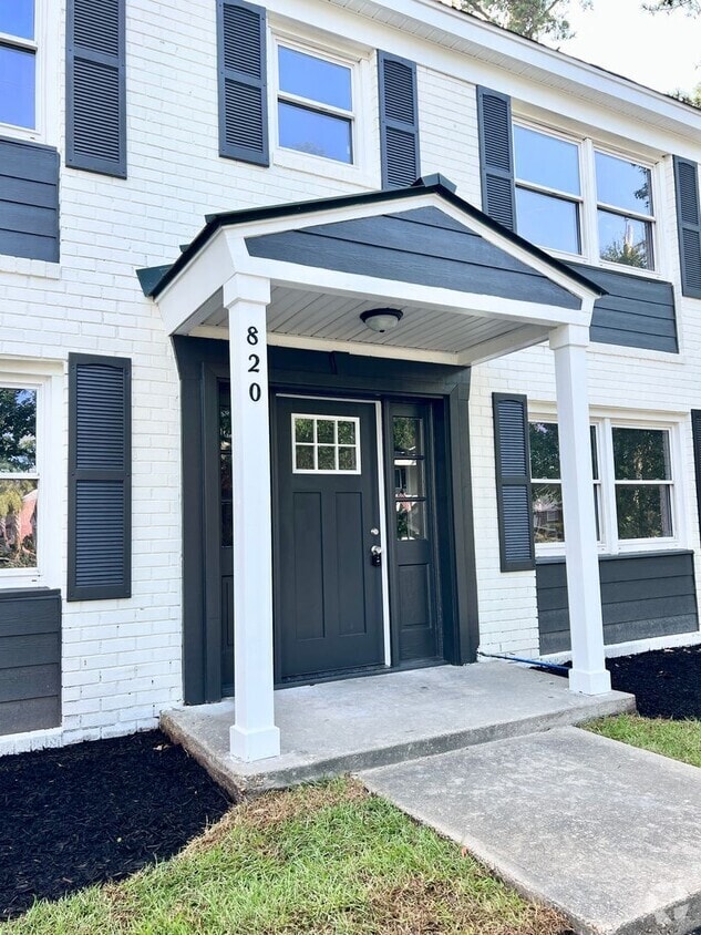 Building Photo - 820 17th Ave N