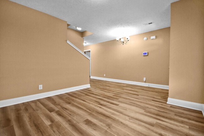 Building Photo - Pet Friendly Three Bedroom!