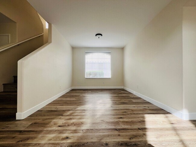 Foto del edificio - REMODELED, SPACIOUS, 4 BEDROOM HOME WITH VAULTED CEILINGS AND LOFT
