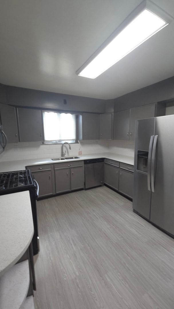 Building Photo - 3 bedroom, 1.5 bath end unit townhome