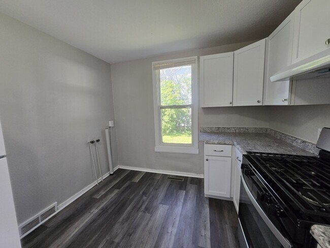 Foto del edificio - 3 Bed/1 Bath with washer and dryer hookups
