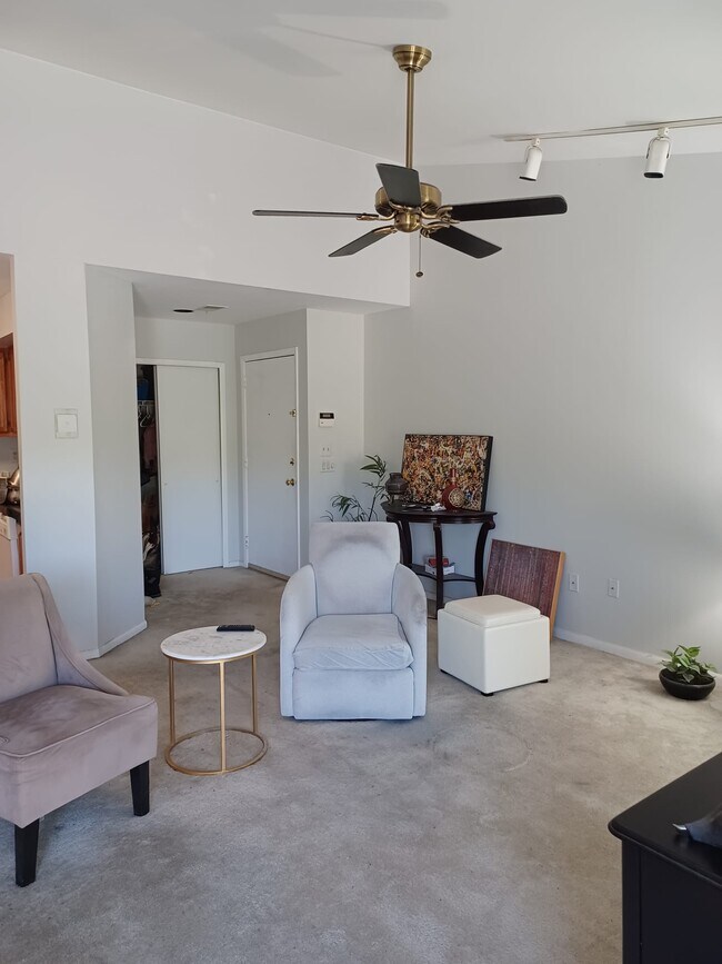 Sala de estar - 108 Wrangel Ct