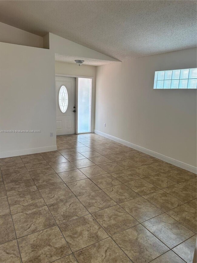 Foto del edificio - 16771 NW 74th Ct