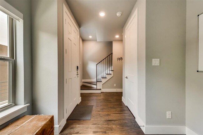 Foto del edificio - 4222 Roseland Ave
