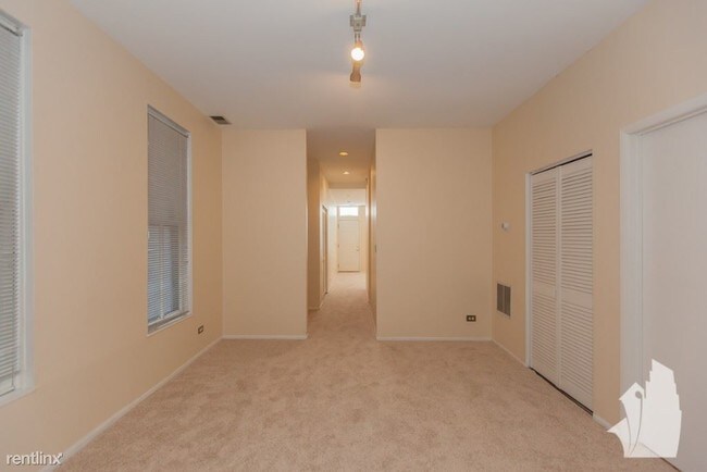 Building Photo - 1142 W Diversey Pkwy