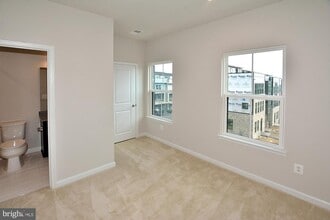 Building Photo - 43398 Apple Orch Sq