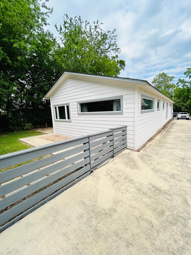 Building Photo - 1404 Kinney Ave