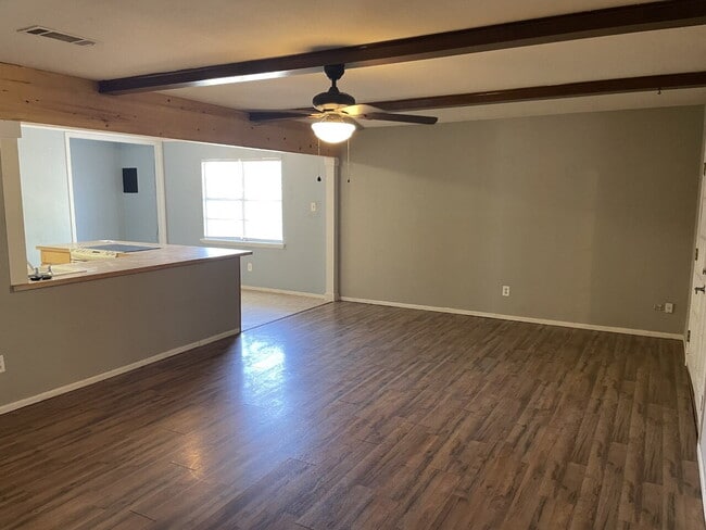 Building Photo - Breathtaking Spacious Four Bedroom Home Lo...