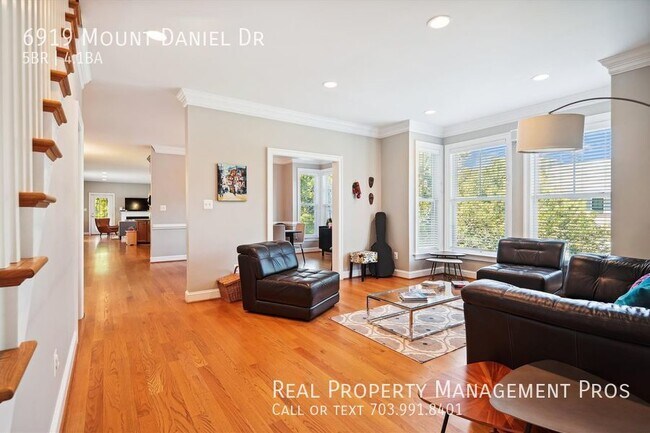 Foto del edificio - Bright and Beautiful Falls Church Home- Ex...