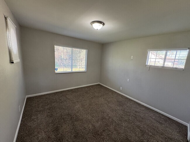 Building Photo - Single story 5 bed 2 bath house for lease ...