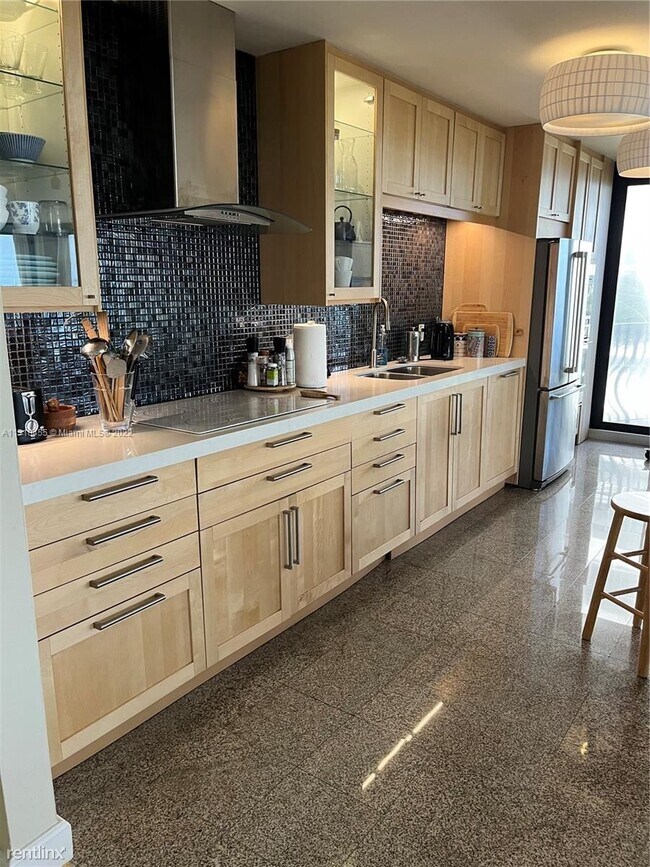 Building Photo - 2 br, 2 bath Condo - 8877 Collins Ave Apt 401