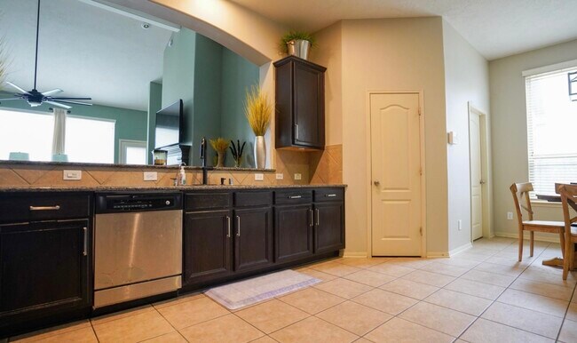 Building Photo - 2109 Mooncrest Dr