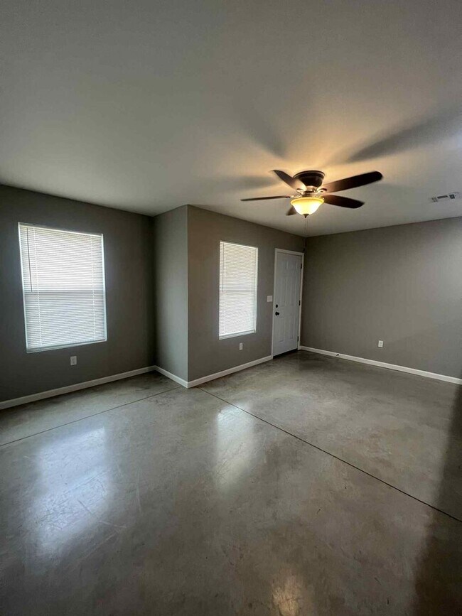 Building Photo - 206-208 N Wall Duplex