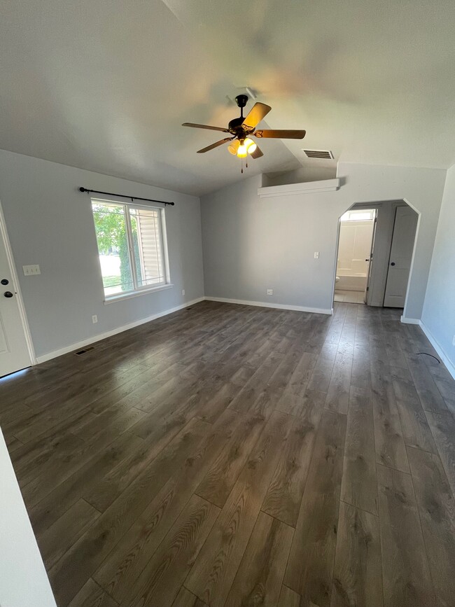 Building Photo - 1005 Chisum Cir