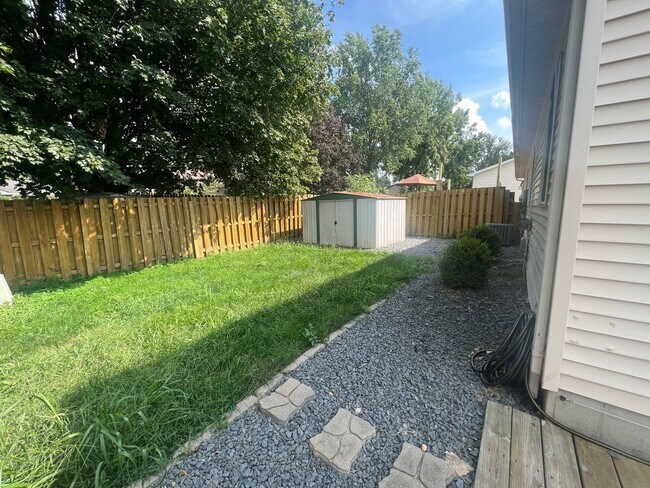 Building Photo - 2 Bedroom 1.5 Bath Duplex