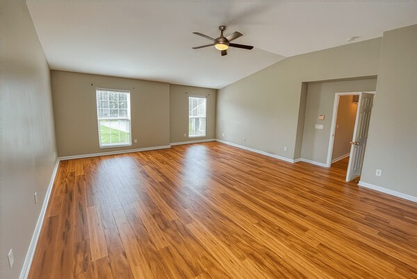 Foto del edificio - 5581 Crestwood Dr