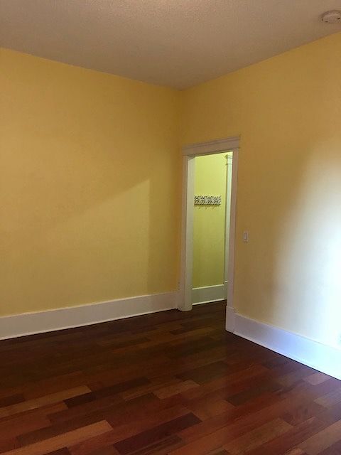 Photo du bâtiment - 1 Bed 1 Bath Basement Suite near 17th Ave ...