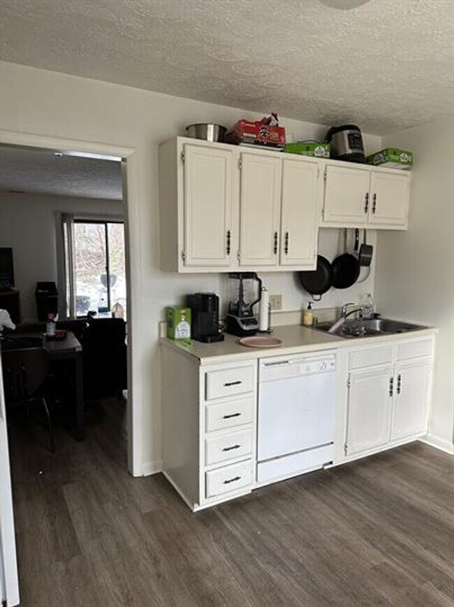 Foto del edificio - Spacious Townhome Near Campus