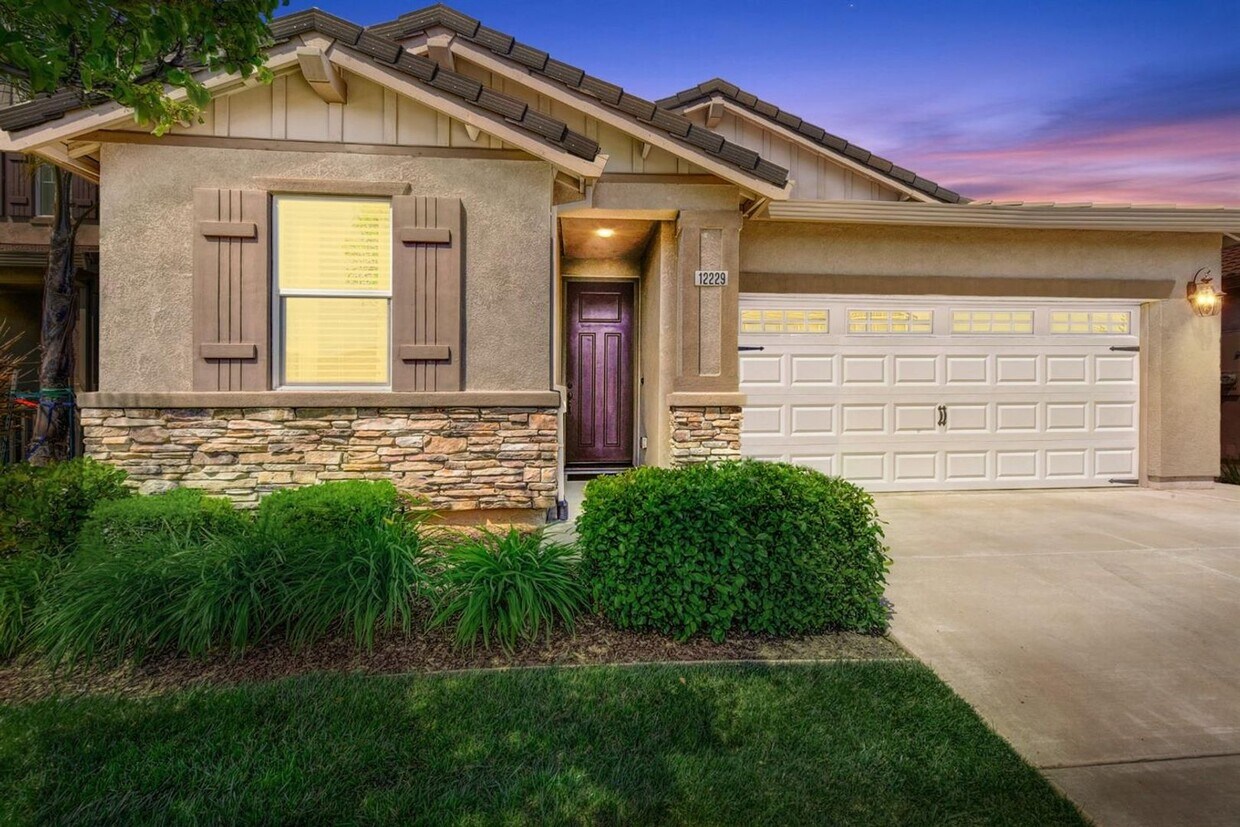 Foto principal - Beautiful SOLAR Home Available in Sunridge...