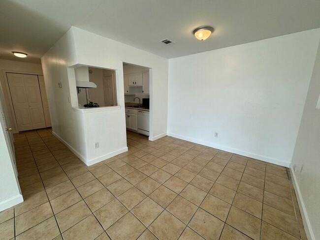 Building Photo - Gulf Breeze - Greenbriar Estates - 2 bed, 1 bath - Lawn care included