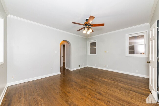 Foto del edificio - 2422 W Foster Ave