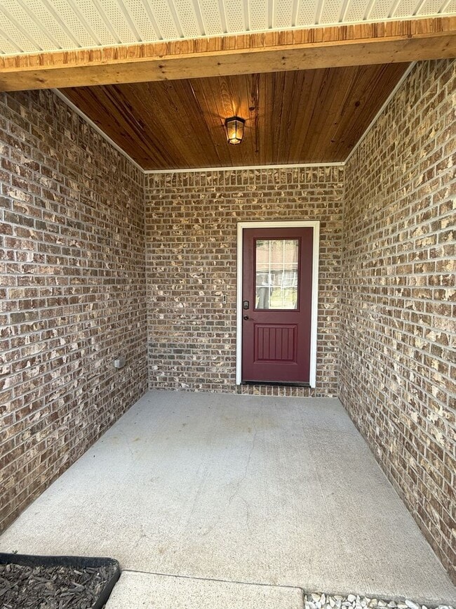 Building Photo - 3 Bedroom 2 Bathroom home. Available NOW!
