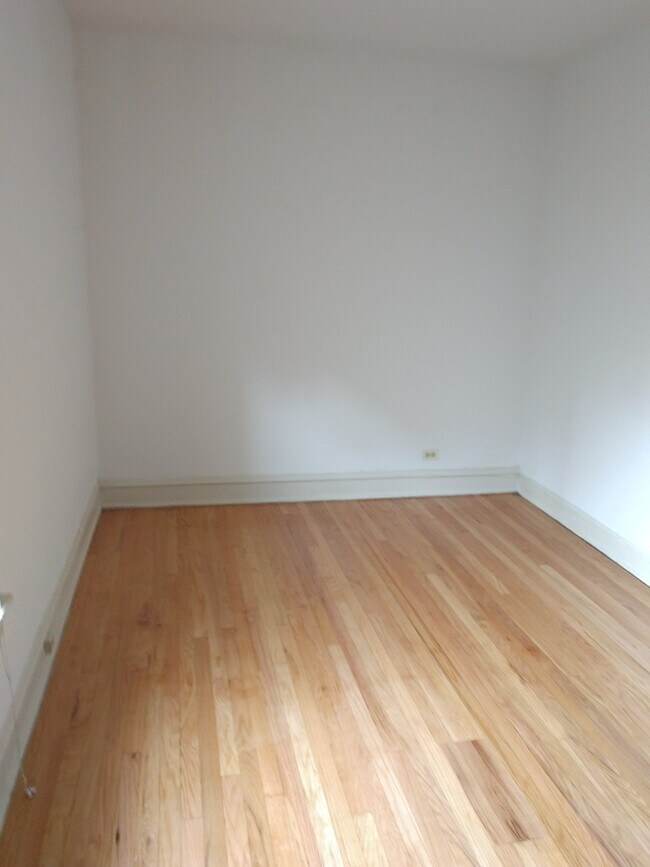 Building Photo - 1438 W Thorndale Ave