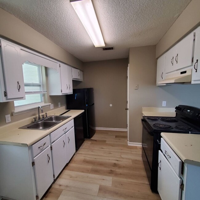 Building Photo - Charming Single-Story Haven in the Blue Po...