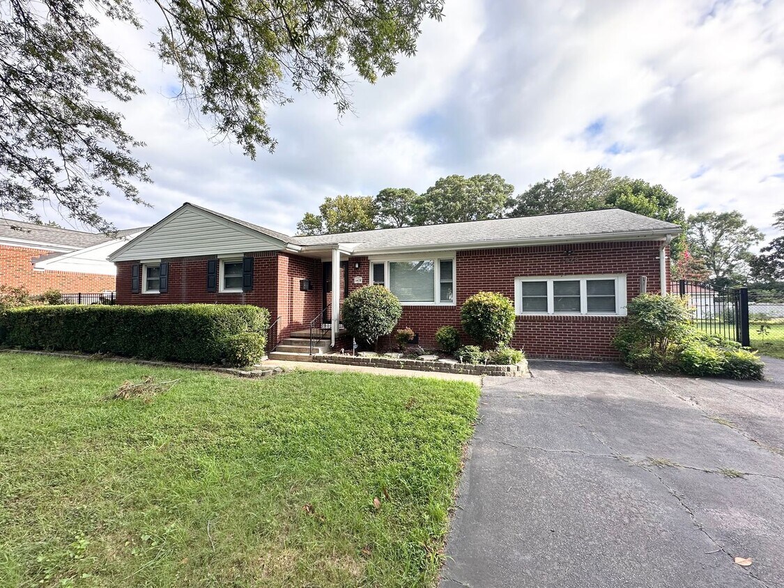 Foto principal - Charming Home on Lake Smith!