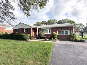 Building Photo - 5428 Sunnywood Dr