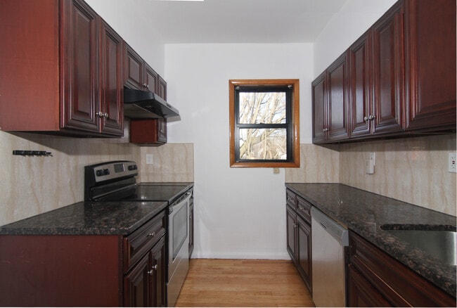 Building Photo - 10513 Metropolitan Ave