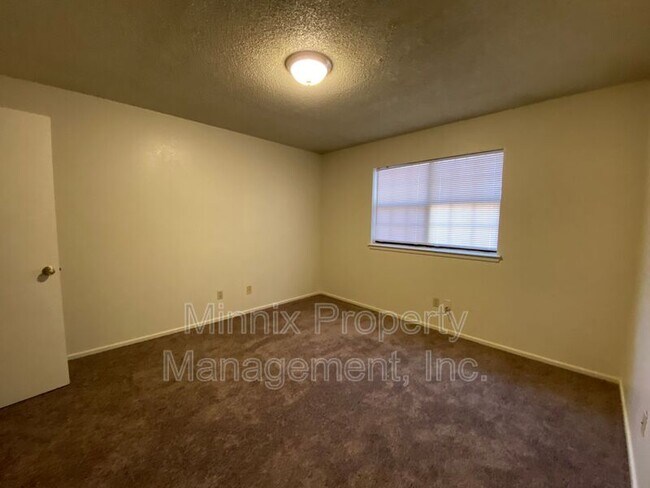 Building Photo - 4800 Oakwood Dr