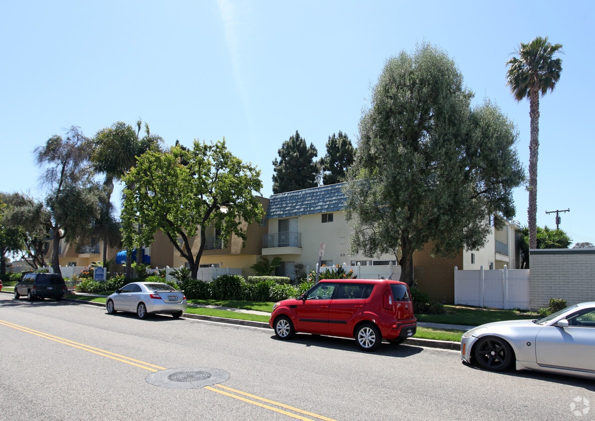Village Tonwhomes - Village Townhomes Apartments