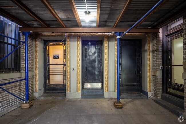Entrance - 725 Riverside Dr