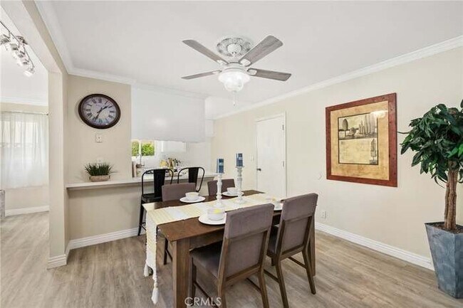 Foto del edificio - 6521 Chapman Ave