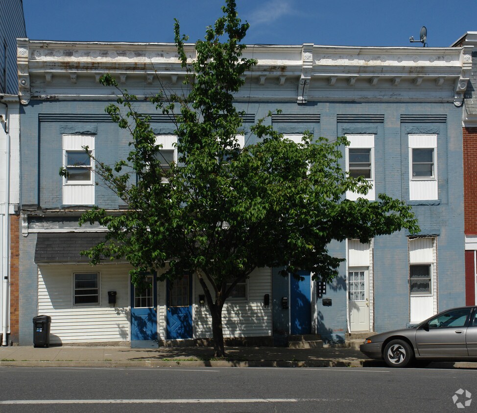Building Photo - 236 S Oak St