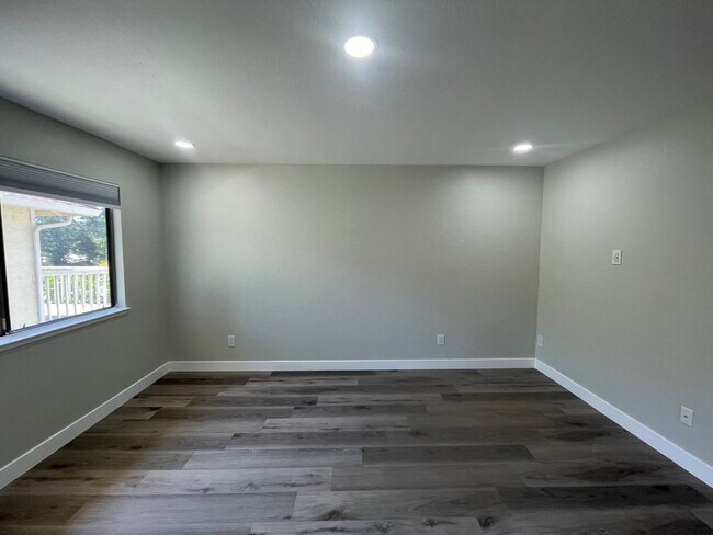 Building Photo - Spacious 3BD Remodeled Condo