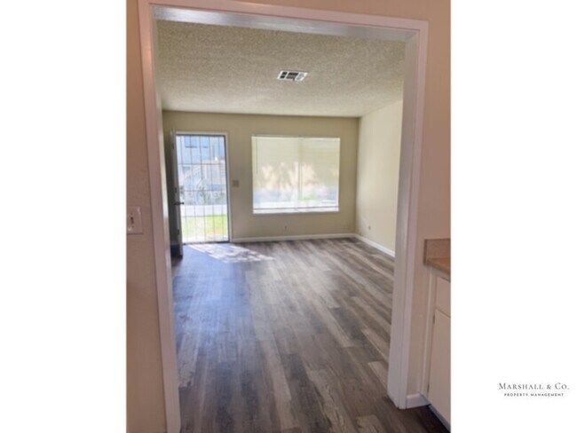 Foto del edificio - Spacious 2br/1ba, A/C, LRG. Bedroooms, Private Patio, Garage, New Fridge, NEW Dishwasher!!