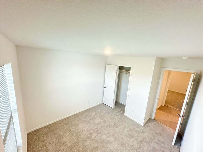 Foto del edificio - 229 Douglas Hls Dr