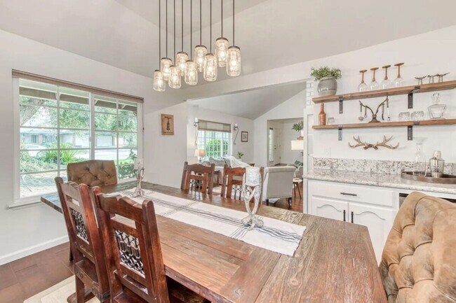 Foto del edificio - 8476 N Del Mar Ave