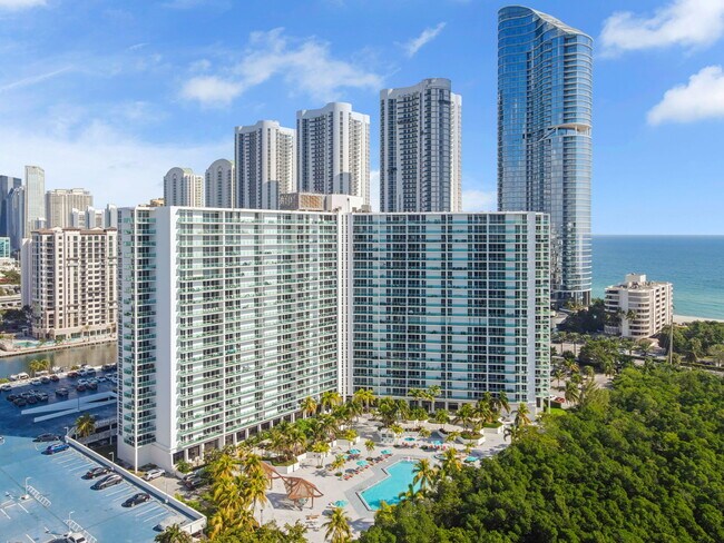 Foto del edificio - 100 Bayview Dr