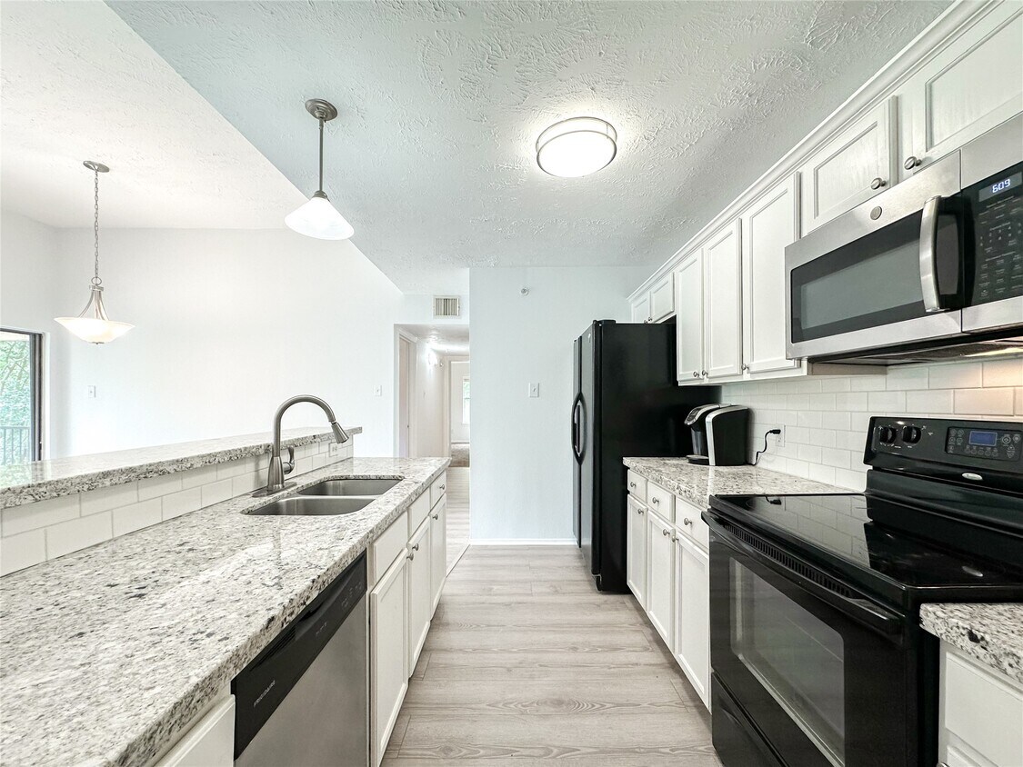 Foto principal - 8051 Bay Branch Dr