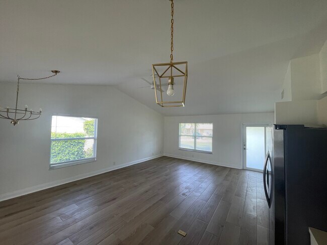 Building Photo - 7399 SE Flamingo Way